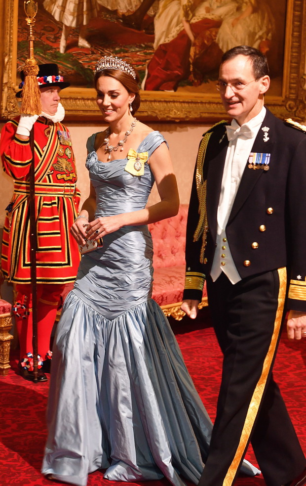 Kate Middleton w sukni Alexander McQueen podczas oficjalnego bankietu w Pałacu Buckingham