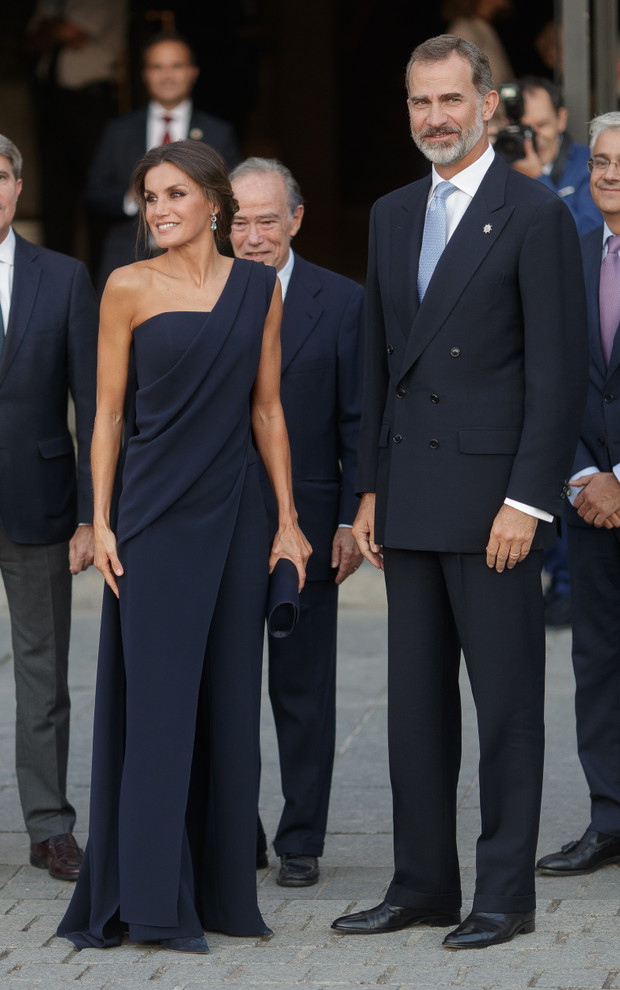 Królowa Letizia w kombinezonie Pedro del Hierro podczas wizyty w Teatro Real