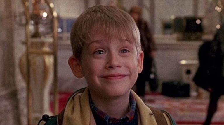 Macaulay Culkin znów wcielił się w Kevina! Zobacz świąteczne wideo z aktorem