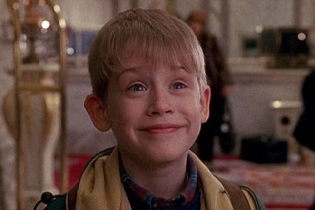 Macaulay Culkin znów wcielił się w Kevina! Zobacz świąteczne wideo z aktorem