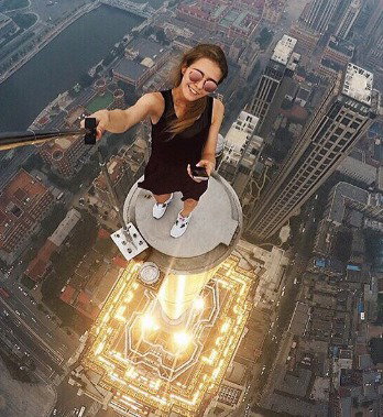 Ekstremalne selfie - zobacz zdjęcia Angeli Nikolau