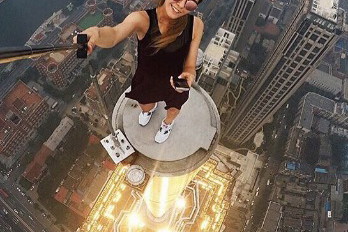 Ekstremalne selfie - zobacz zdjęcia Angeli Nikolau