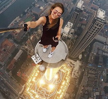 Ekstremalne selfie - zobacz zdjęcia Angeli Nikolau