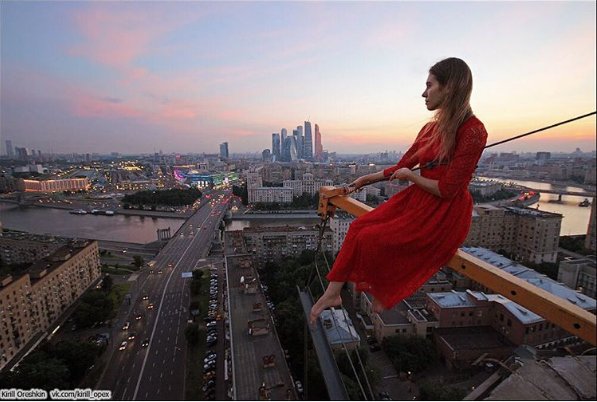 Ekstremalne selfie - zobacz zdjęcia Angeli Nikolau