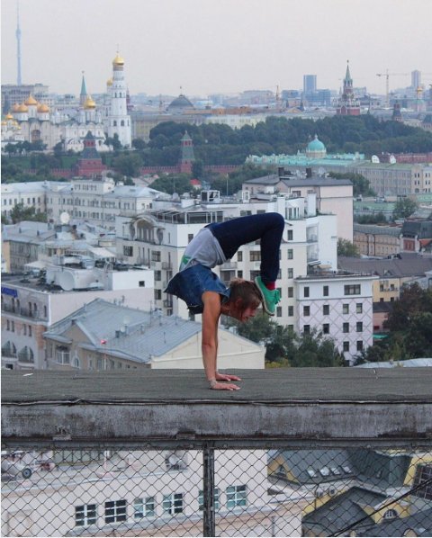 Ekstremalne selfie - zobacz zdjęcia Angeli Nikolau