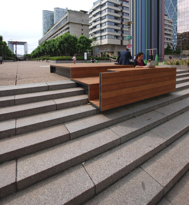 Miejskie meble Pawła Grobelnego w paryskiej dzielnicy La Defense