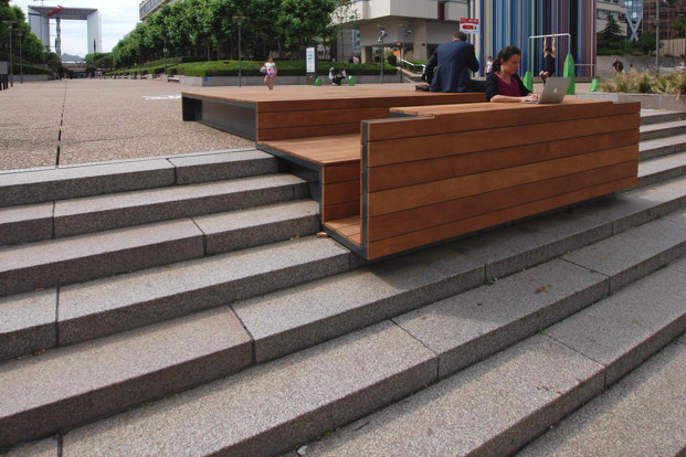 Miejskie meble Pawła Grobelnego w paryskiej dzielnicy La Defense