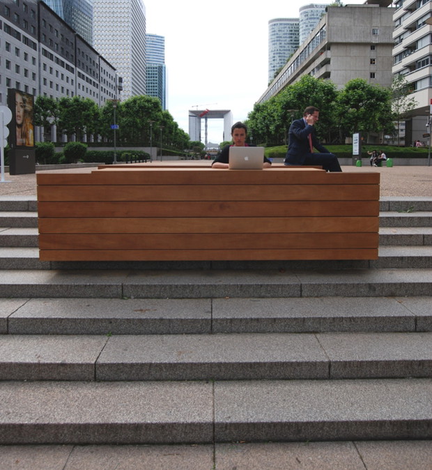 Miejskie meble Pawła Grobelnego w paryskiej dzielnicy La Defense