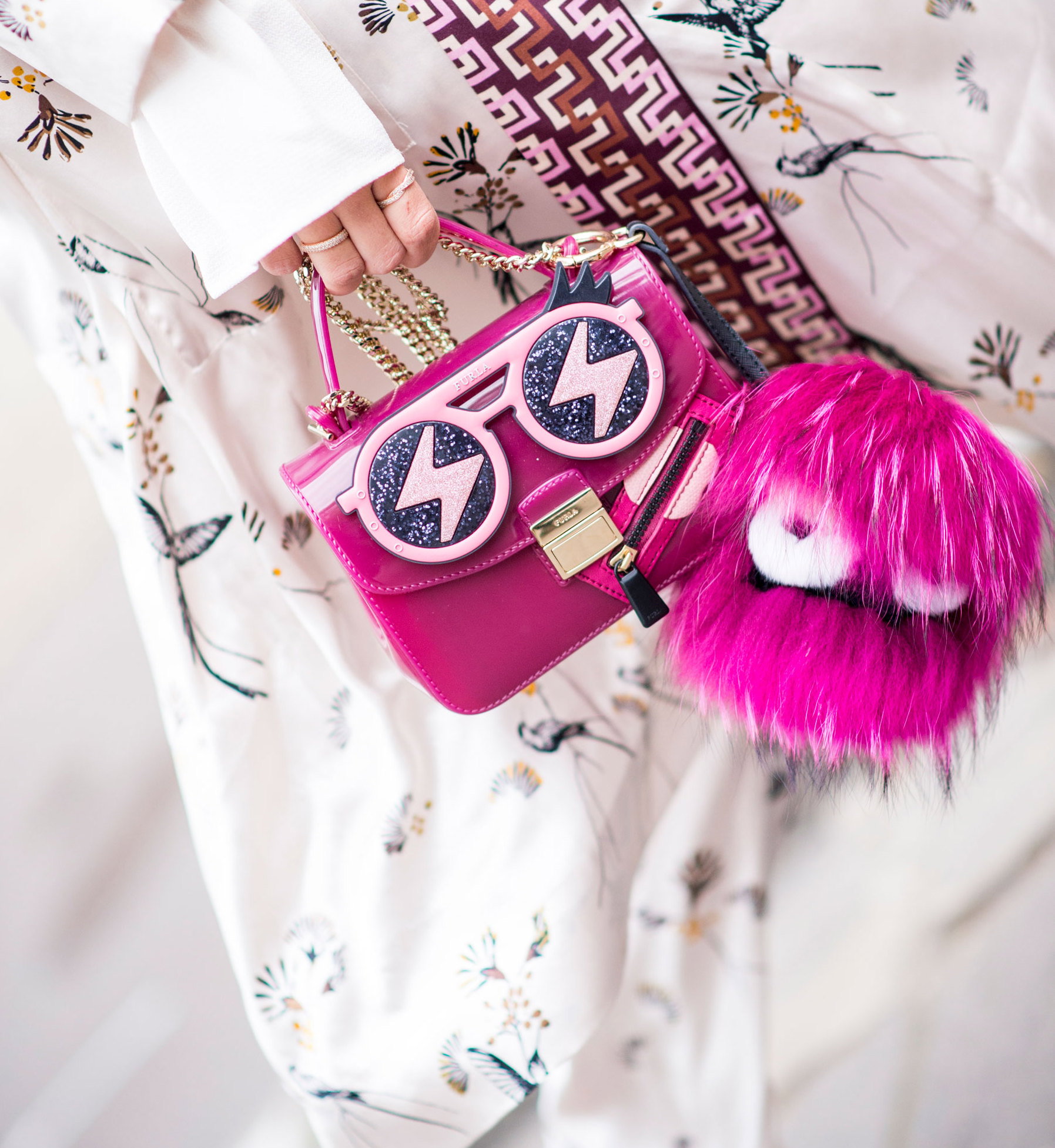 Street fashion: buty i akcesoria gości na pokazach SS17