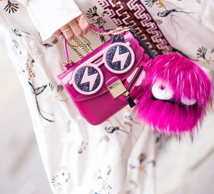 Street fashion: buty i akcesoria gości na pokazach SS17