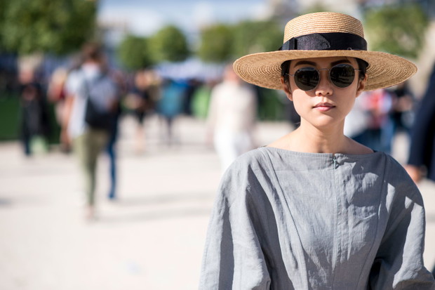 Street fashion: buty i akcesoria gości na pokazach SS17