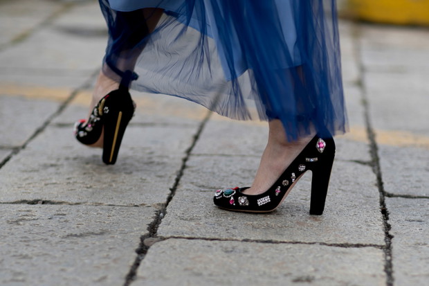 Street fashion: buty i akcesoria gości na pokazach SS17