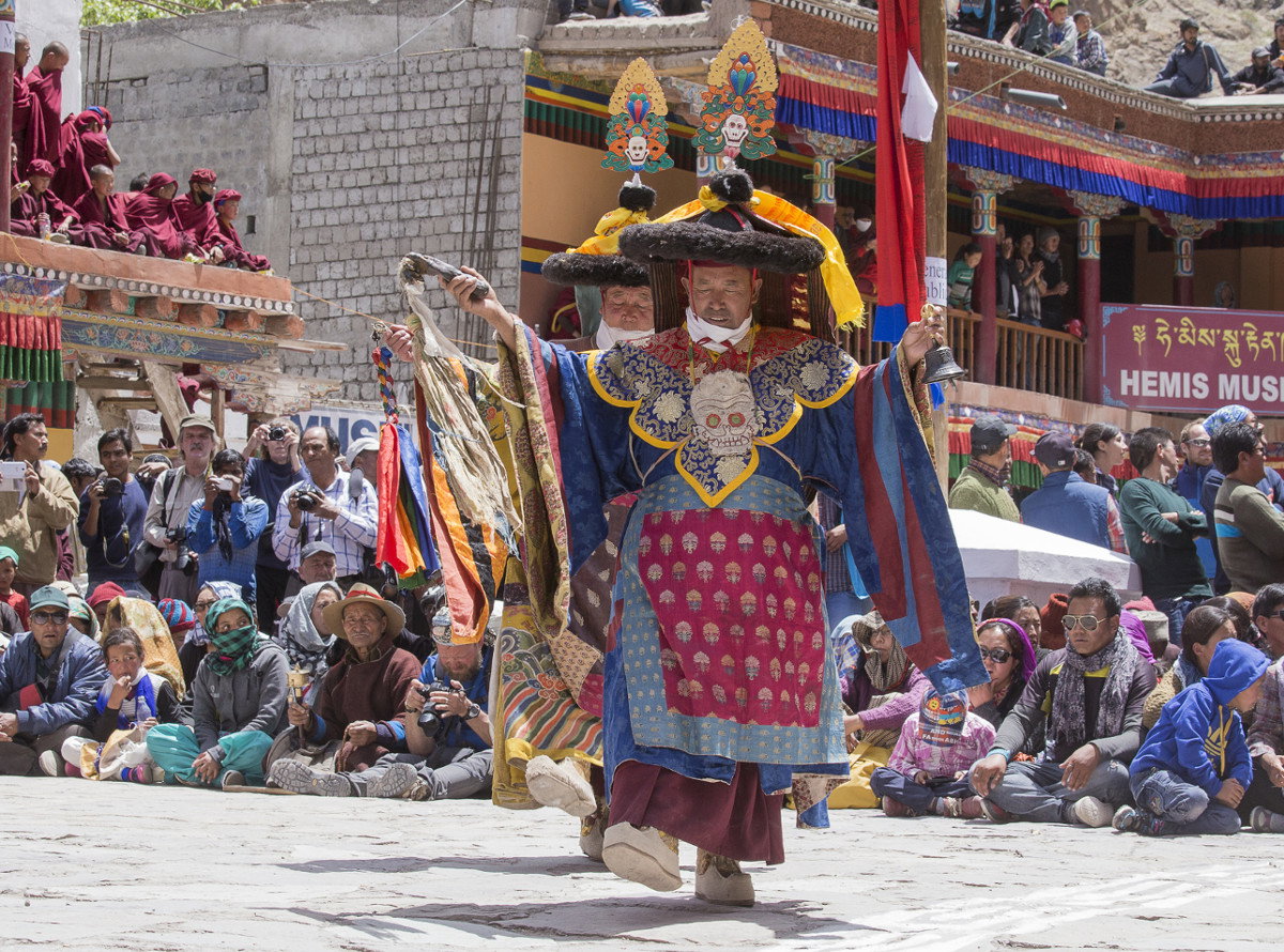 Co roku obrzędy na cześć Padmasambhavy hucznie obwieszczają zwycięstwo dobra nad złem. Taniec, kolorowe stroje, choreografia – to wszystko sprawia, że święto Hemis jest co najmniej widowiskowe i z pewnością stanowi świetny materiał do fotografowania.