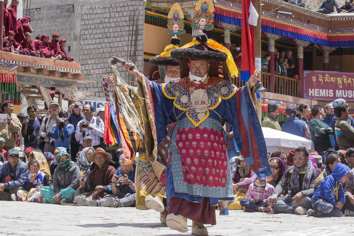 Co roku obrzędy na cześć Padmasambhavy hucznie obwieszczają zwycięstwo dobra nad złem. Taniec, kolorowe stroje, choreografia – to wszystko sprawia, że święto Hemis jest co najmniej widowiskowe i z pewnością stanowi świetny materiał do fotografowania.