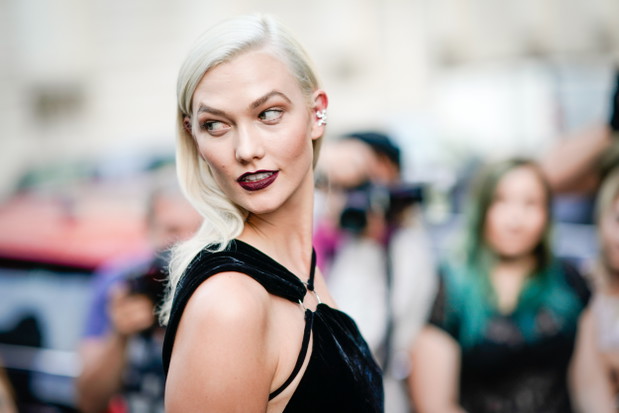 Karlie Kloss w platynowym blondzie