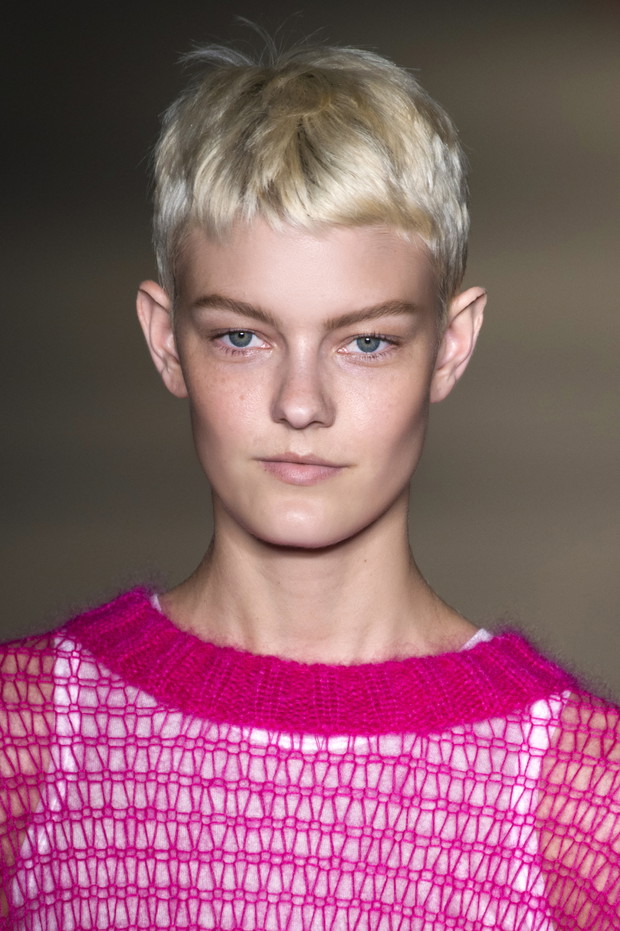 Krótkie włosy blond N21