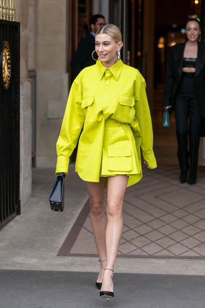 Hailey Bieber w neonowej stylizacji na Paris Fashion Week