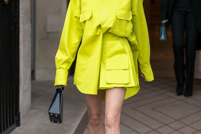Hailey Bieber w neonowej stylizacji na Paris Fashion Week