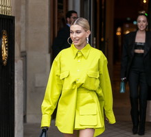 Hailey Bieber w neonowej stylizacji na Paris Fashion Week