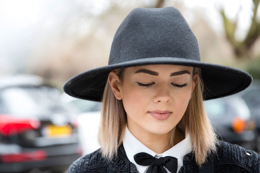 Modne nakrycia głowy street fashion