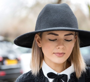 Modne nakrycia głowy street fashion