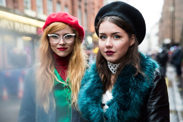 Modne nakrycia głowy street fashion