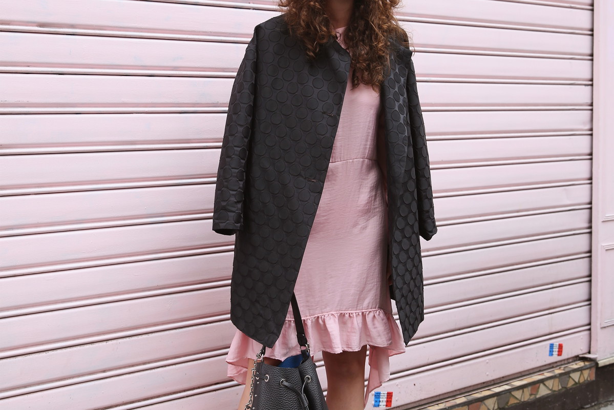 pudrowa sukienka - street fashion