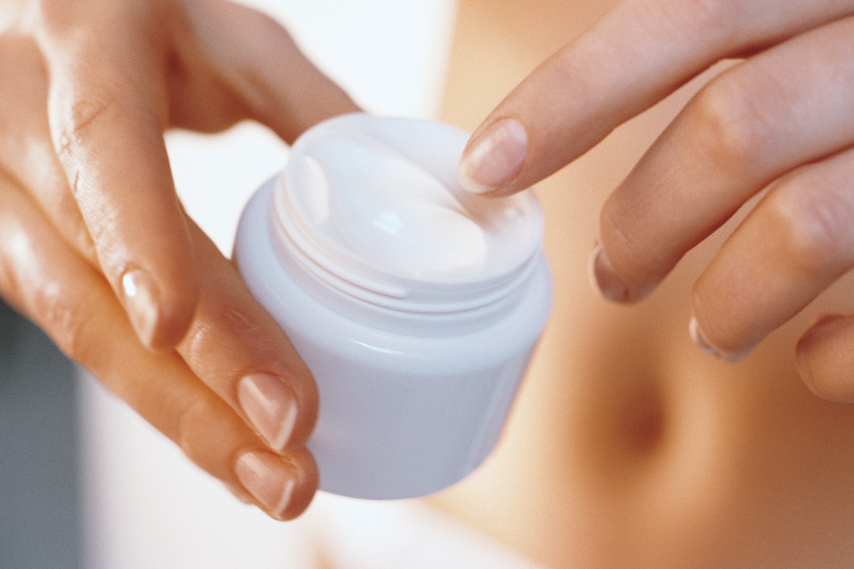 Ten krem z apteki to hit. Zmniejsza pory i poprawia koloryt twarzy, pomaga też na podrażnienia skóry. Kosztuje niewiele ponad 10 zł