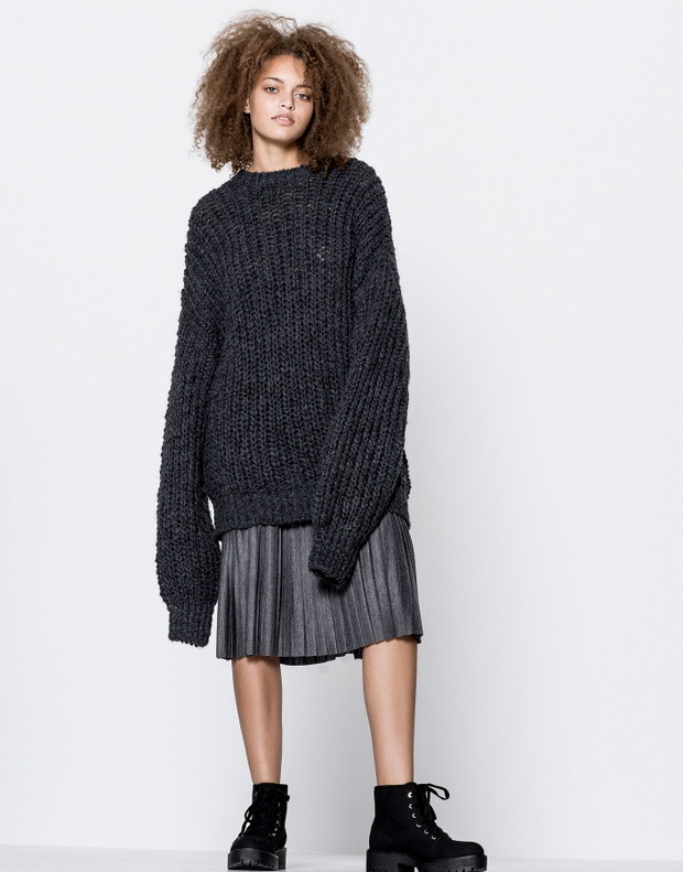 Black Friday: Pull & Bear, sweter wykonany grubym ściegiem, 110,90 ze 139 zł