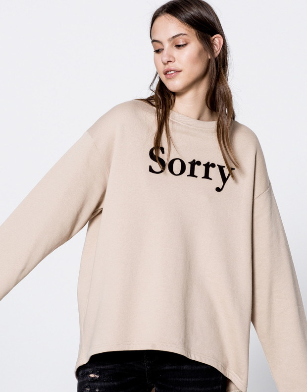 Black Friday: Pull & Bear, bluza z napisem, 71,90 zł z 89, 90 zł