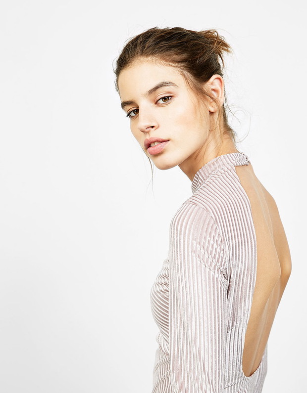 Black Friday: Bershka, aksamitne body w paski z dekoltem na plecach, 55,90 zł z 79, 90zł