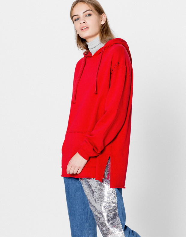 Black Friday: Pull & Bear, bluza z napisem i kapturem, 79,90 zł z 99,90 zł