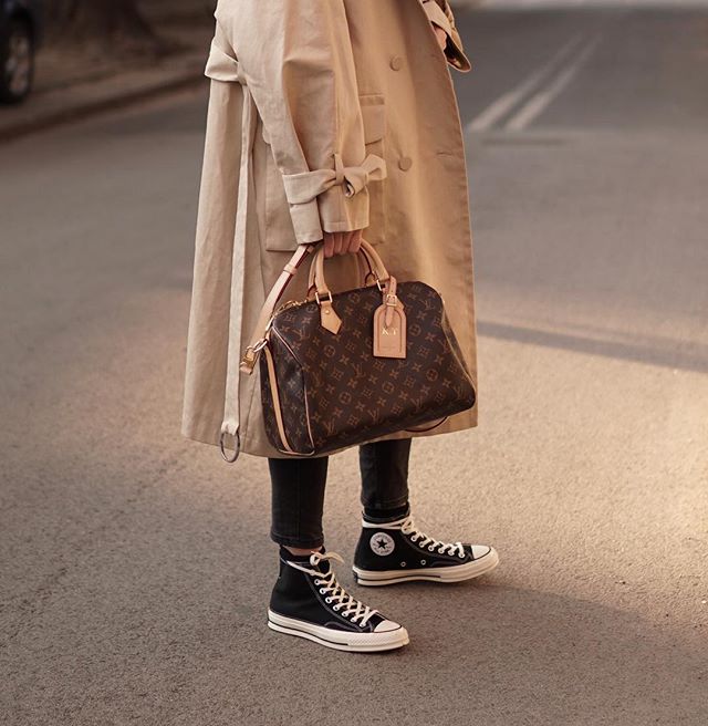 Kat.astro w czarnych trampkach Converse