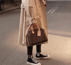 Kat.astro w czarnych trampkach Converse