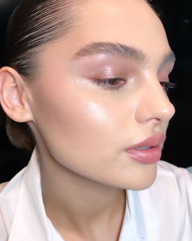 Dewy skin - 7 trików, jak uzyskać efekt wilgotnej, świetlistej cery