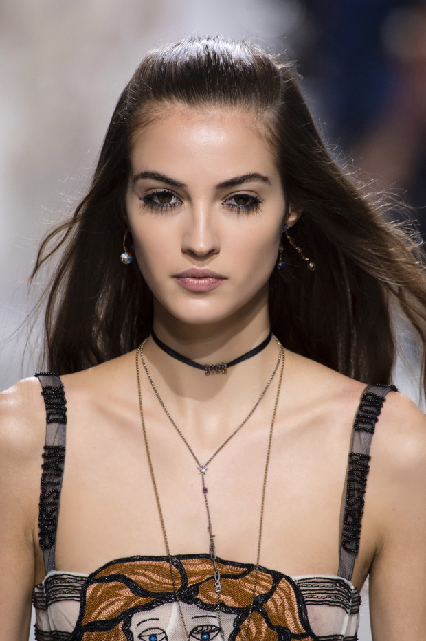 Fryzury z prostych włosów, Dior