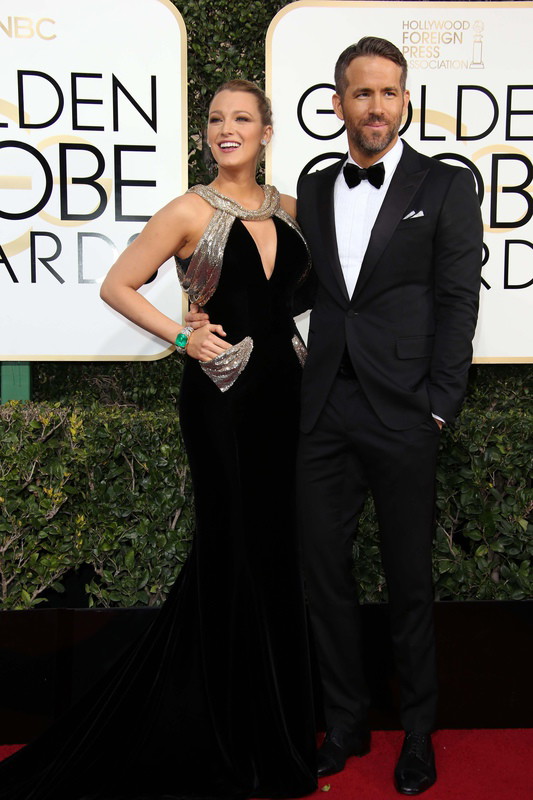 Złote Globy 2017: Blake Lively (w sukni Atelier Versace) i Ryan reynolds