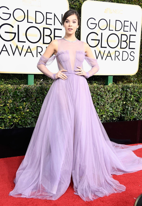 Złote Globy 2017: Hailee Steinfeld w sukni Vera Wang