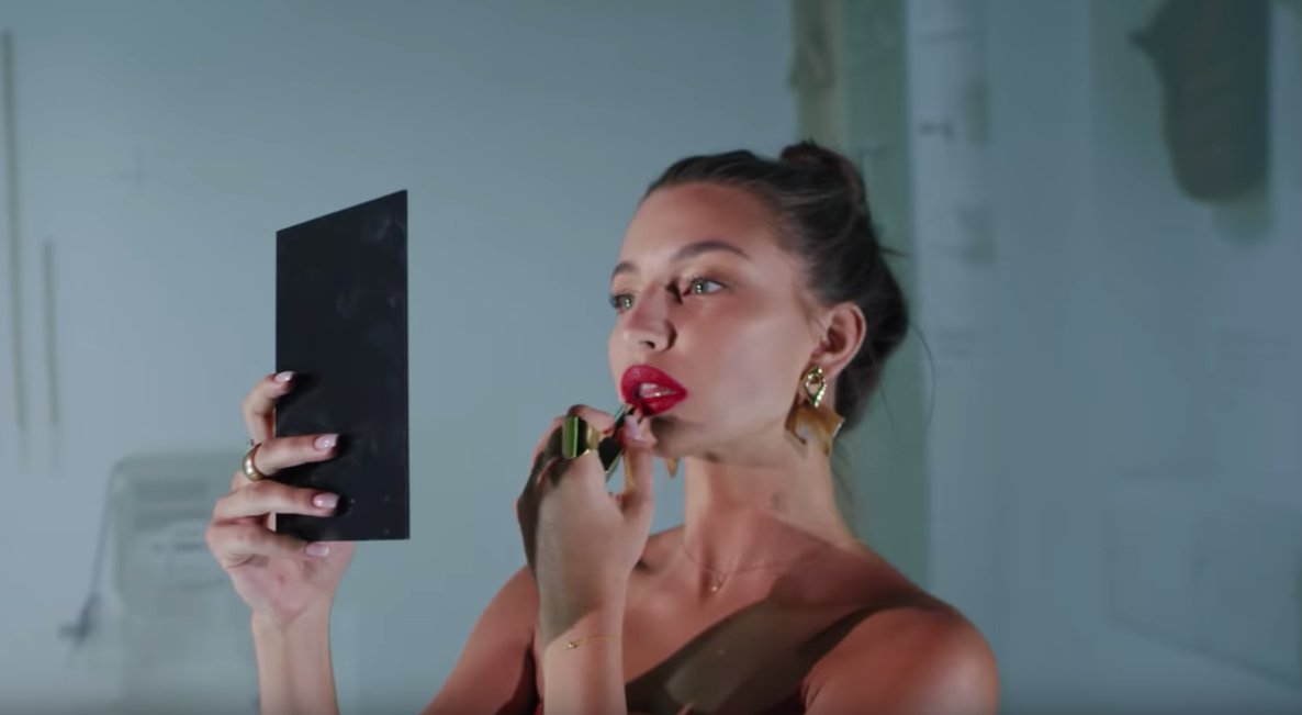 Julia Wieniawa w teledysku Atari Wu