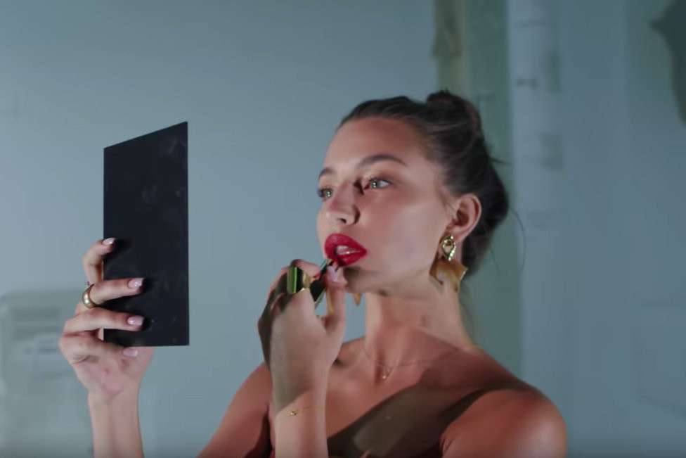 Julia Wieniawa w teledysku Atari Wu