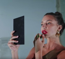 Julia Wieniawa w teledysku Atari Wu