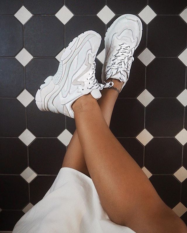 białe sneakersy