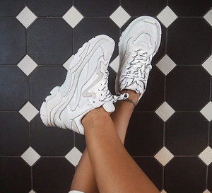 białe sneakersy