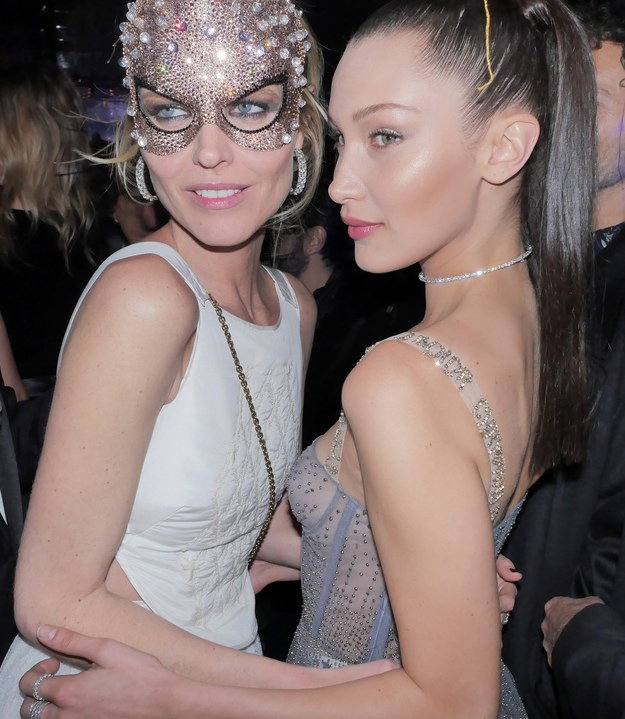 Gwiazdy na pokazach mody haute couture wiosna-lato 2017: Eva Herzigova i Bella Hadid na after party Dior