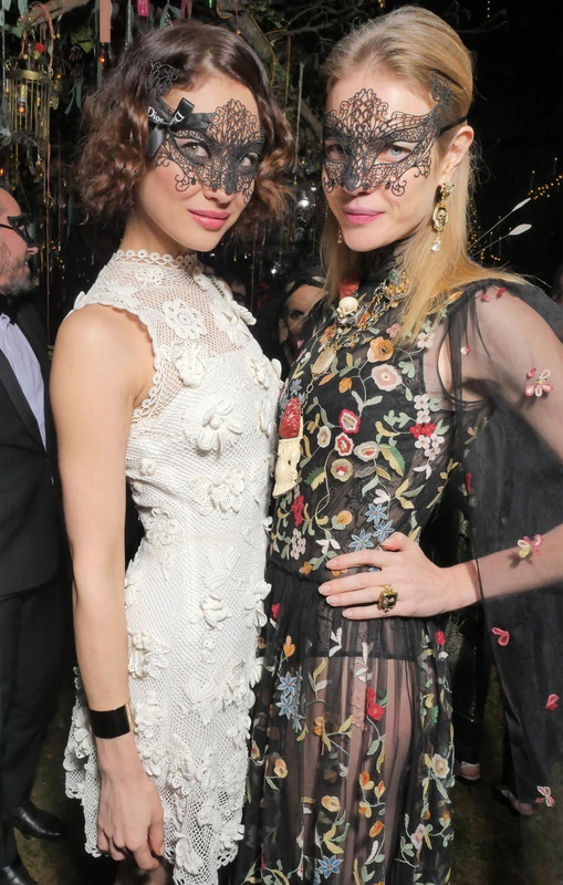 Gwiazdy na pokazach mody haute couture wiosna-lato 2017: Olga Kurylenko i Natalia Vodianova na after party Dior