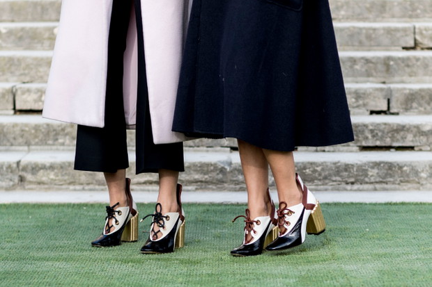 Street fashion: buty i akcesoria gości na pokazach haute couture SS17