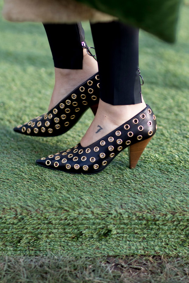 Street fashion: buty i akcesoria gości na pokazach haute couture SS17