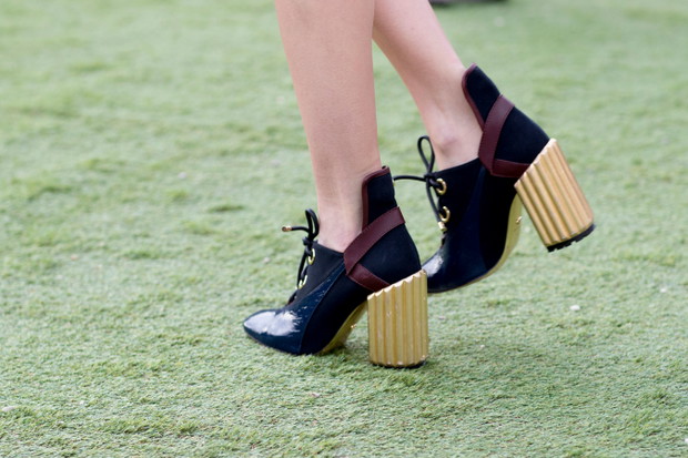 Street fashion: buty i akcesoria gości na pokazach haute couture SS17