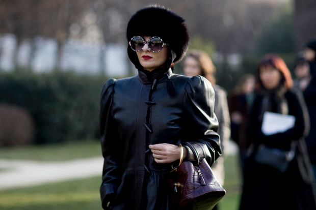 Street fashion: buty i akcesoria gości na pokazach haute couture SS17