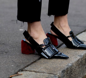 Street fashion: buty i akcesoria gości na tygodniach mody j-z 2017/18